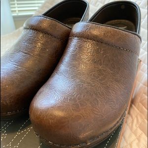 Dansko xp brown Anti slip clogs